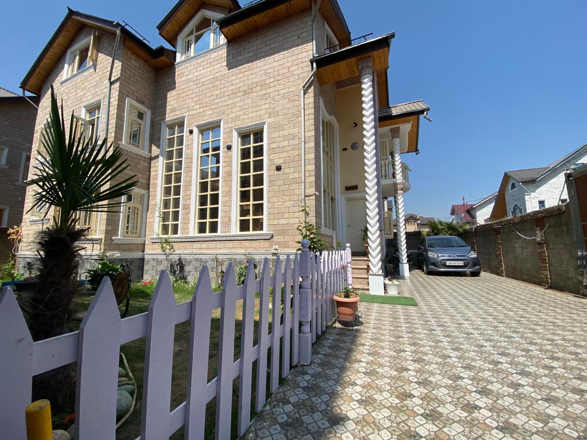 Cape * Srinagar (Jammu and Kashmir)